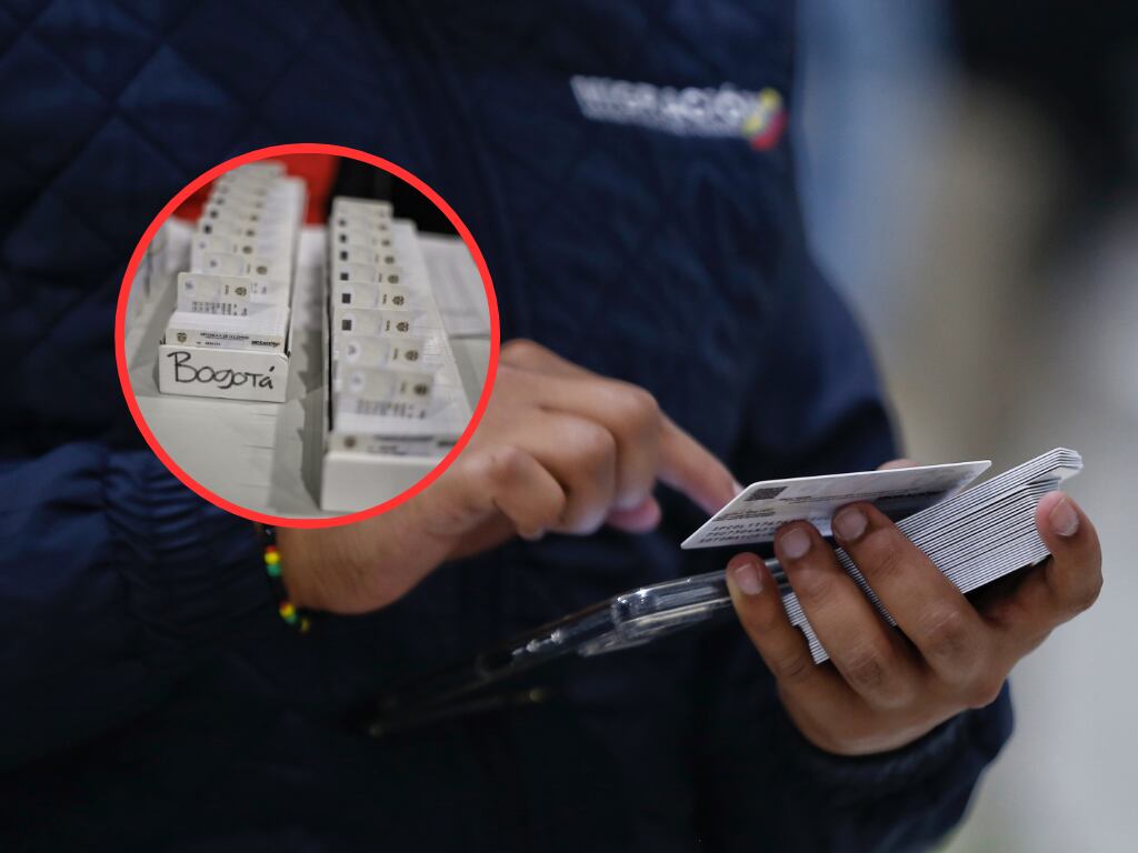 Persona de Migración Colombia verificando documentos de identificación físicos (Fotos vía COLPRENSA)