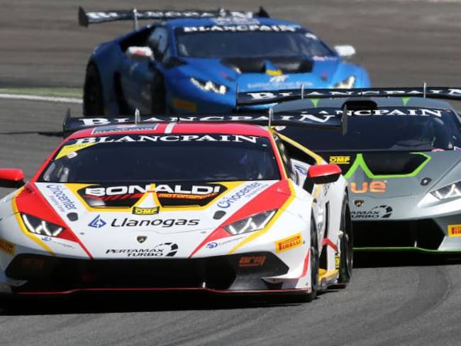Piloto colombiano William Barbosa compite en el Super Trofeo de Lamborghini