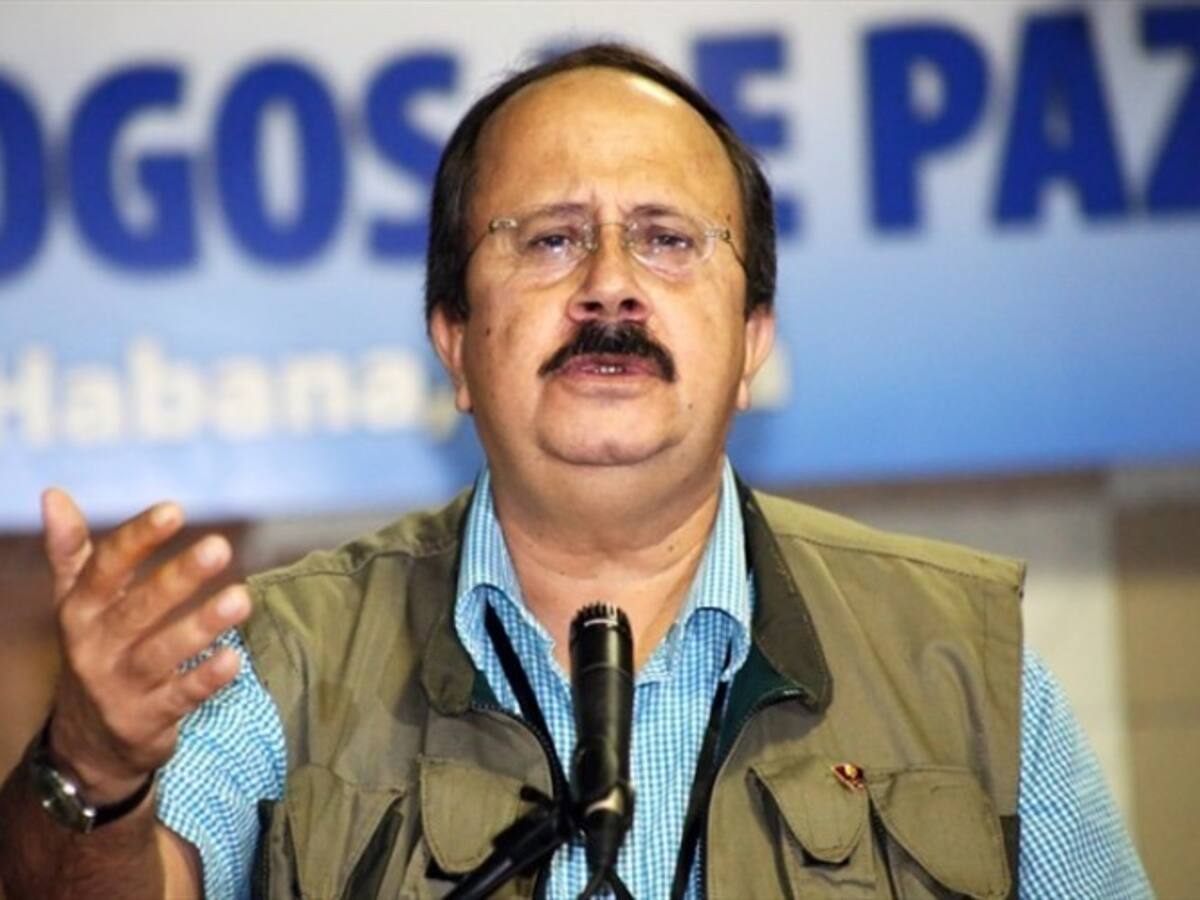 Rodrigo Londoño debe dejar la dirección del partido Farc: Andrés París