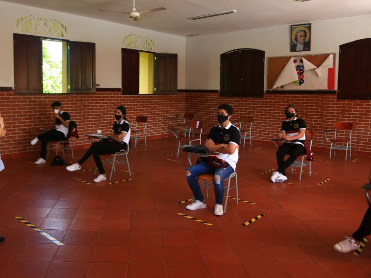 "Los niños deben volver al colegio ya, no cuando pase el pico del COVID-19"