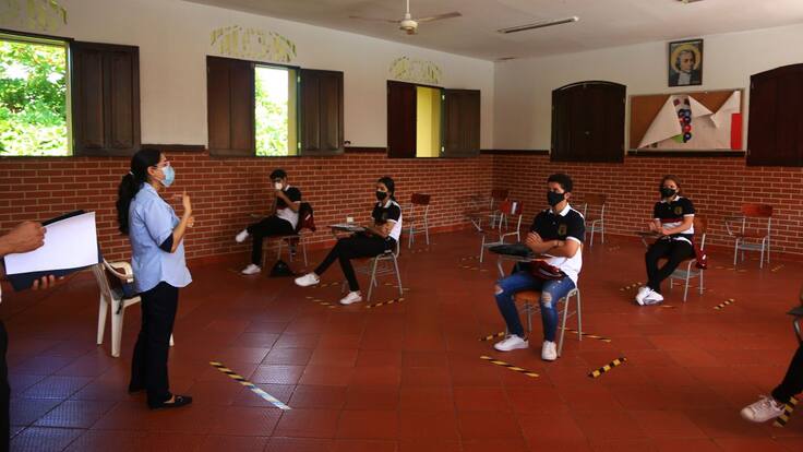 "Los niños deben volver al colegio ya, no cuando pase el pico del COVID-19"