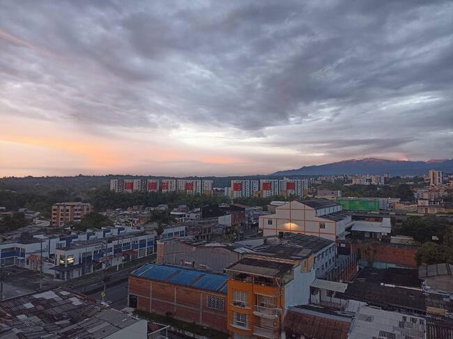 Días de cielo nublado y lluvias en Armenia. Foto Adrián Trejos