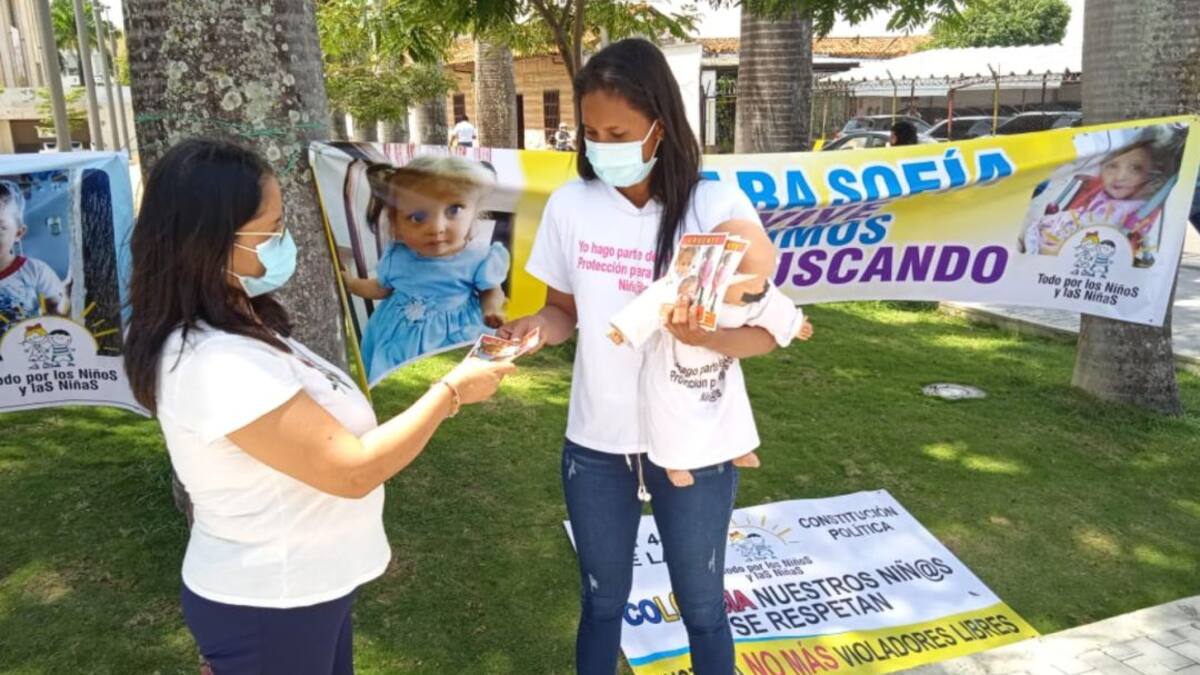 VIDEO: Tía de Sara Sofía reparte volantes en Bucaramanga