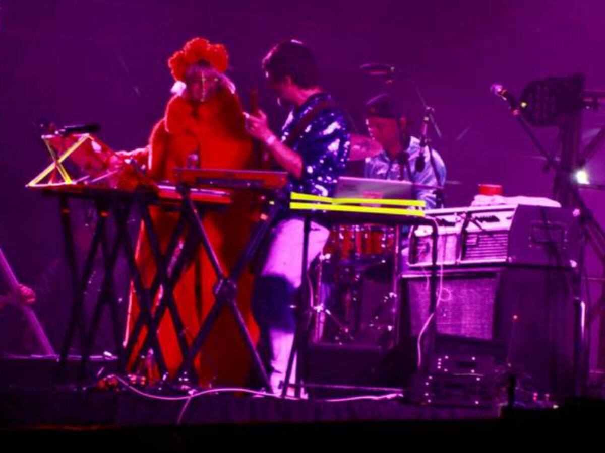 Mezcla de colores y sonidos musicales acompañaron al FEP en su segundo día