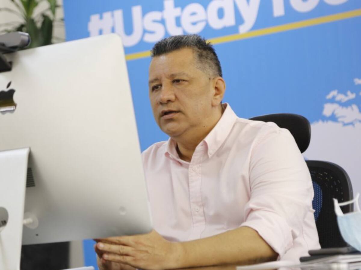 Gobernador planteó iniciar negociación con productores de vacuna de COVID