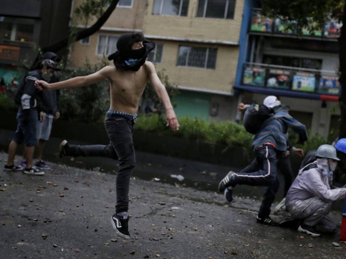 Ofrecen recompensa por vándalo que atacó a una agente del Esmad