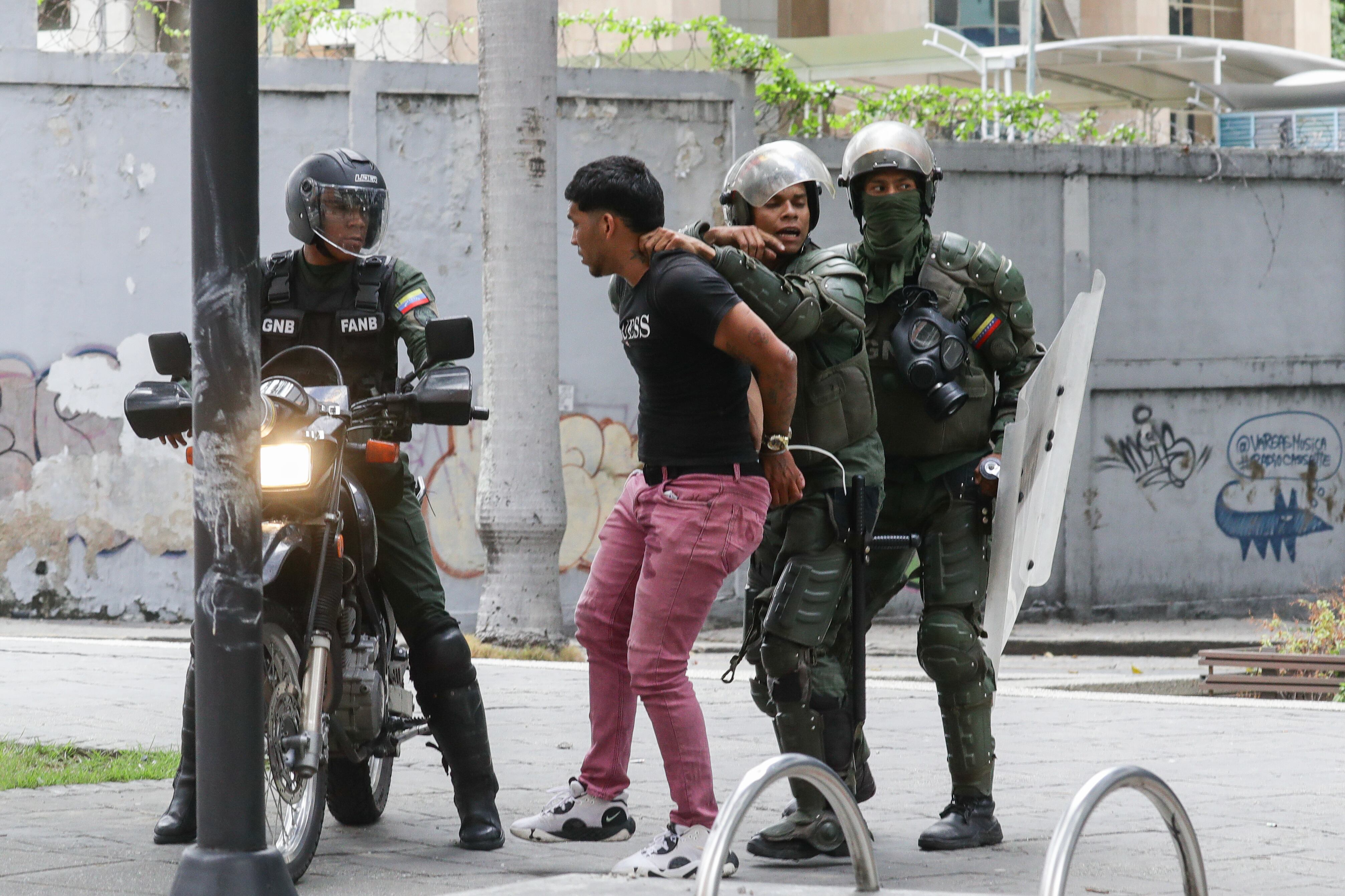 Integrantes de la Guardia Nacional Bolivariana detienen a un manifestante opositor, este martes, en Caracas (Venezuela) EFE/ Ronald Peña