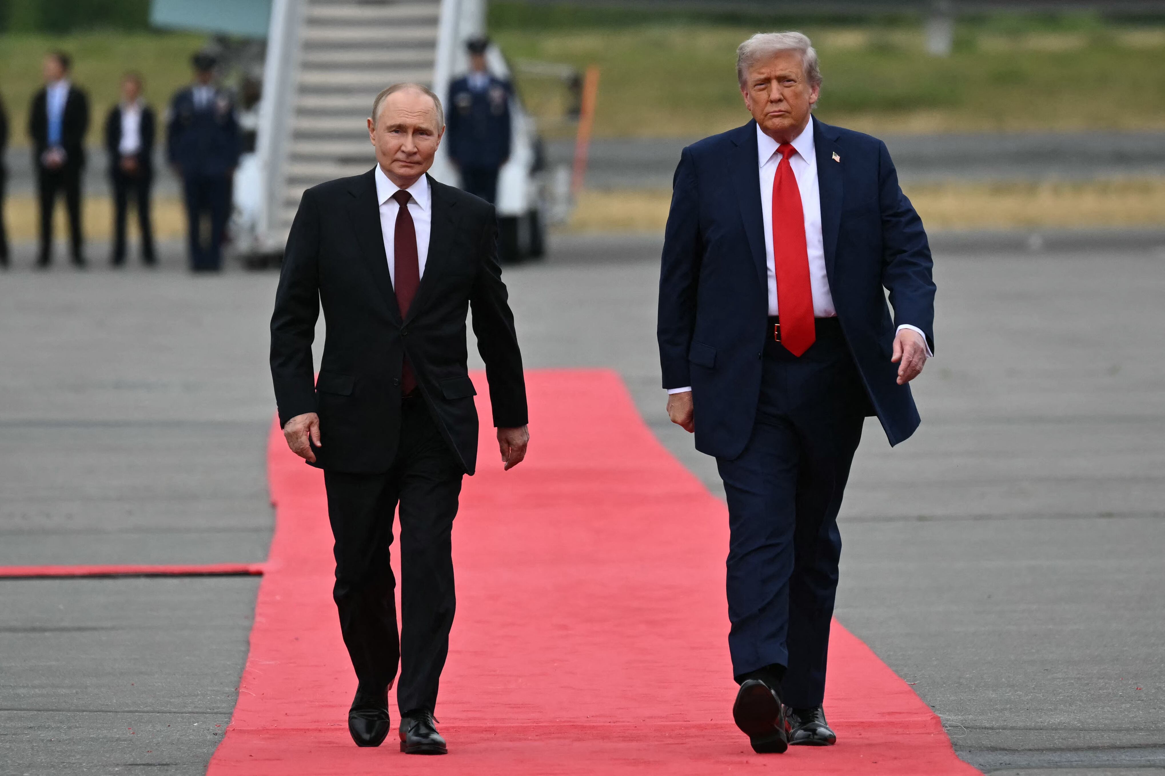 El presidente estadounidense, Donald Trump, y el presidente ruso, Vladímir Putin, caminan por la pista tras llegar a la Base Conjunta Elmendorf-Richardson en Anchorage, Alaska, el 15 de agosto de 2025. (Foto de ANDREW CABALLERO-REYNOLDS/AFP vía Getty Images)