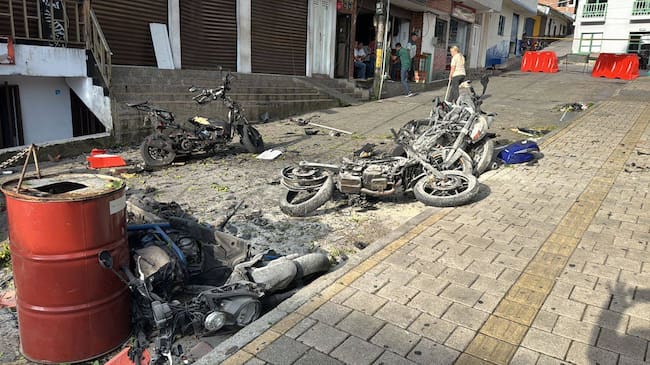 Motos destruidas con explosivos en Briceño - foto cortesía