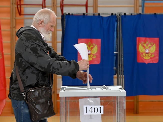 Participación ciudadana en la jornada electoral para renovar el Parlamento de Rusia.
(Foto: Pavel Litvinov/Anadolu via Getty Images)