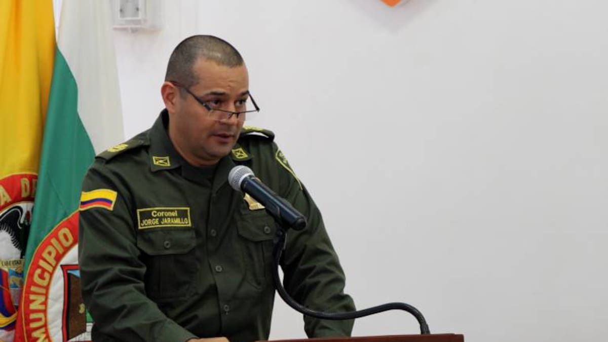 Menor lanzó desde un tercer piso a una policía