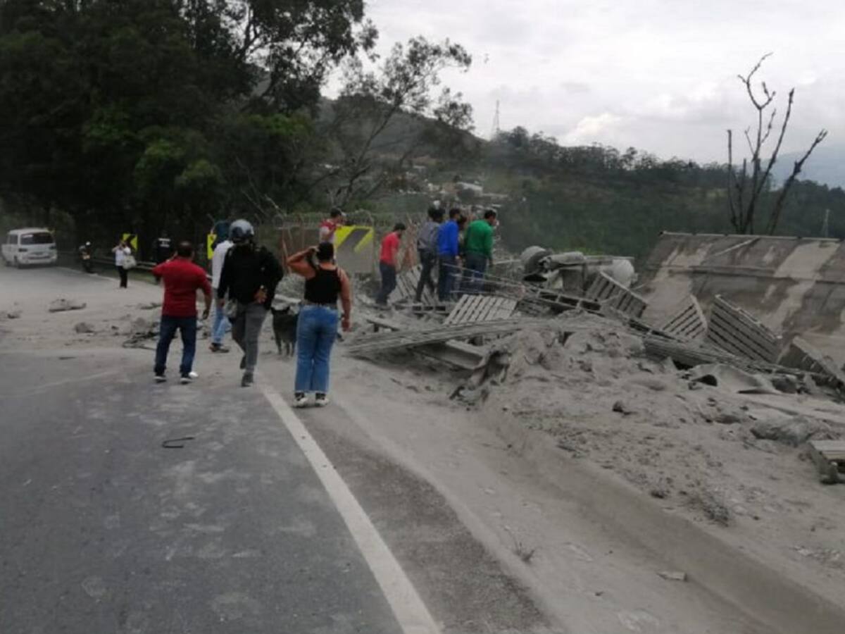 Un camión cargado de cemento y varillas se volcó y el conductor murió