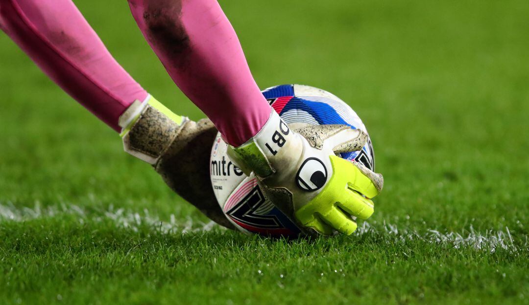 En el fútbol ¿Cuándo un guardameta tiene el balón bajo su control.