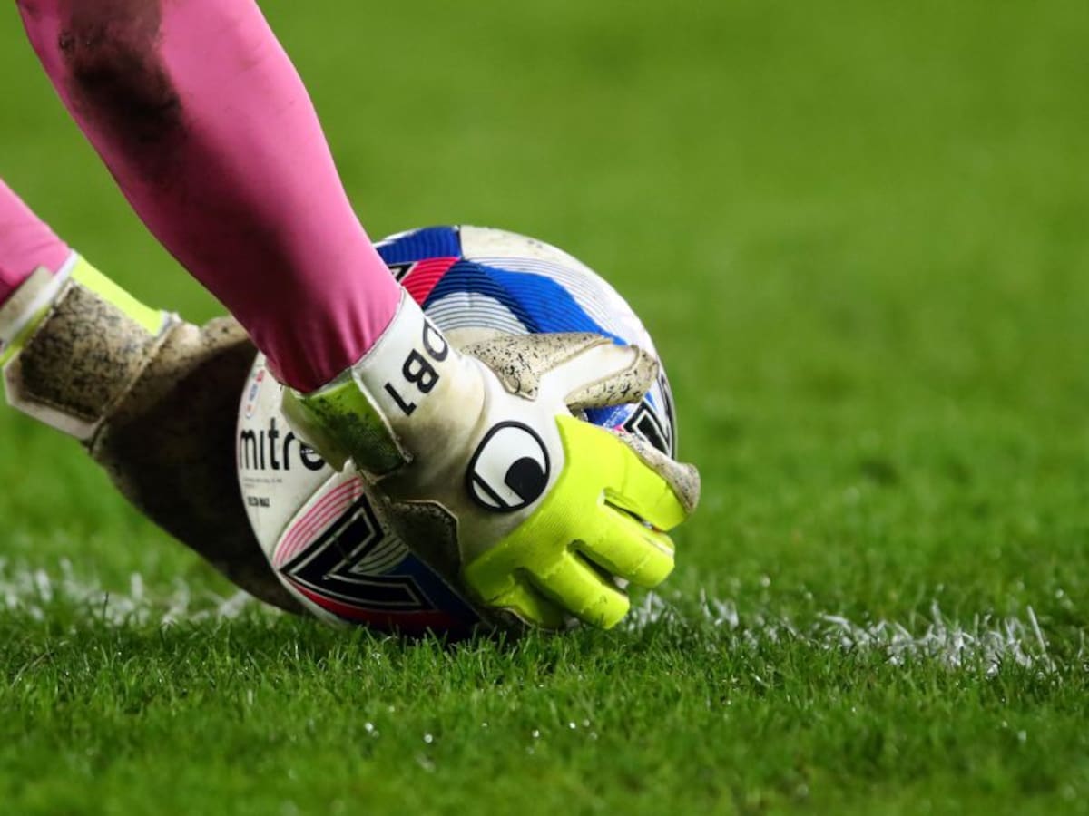 En el fútbol ¿Cuándo un guardameta tiene el balón bajo su control?