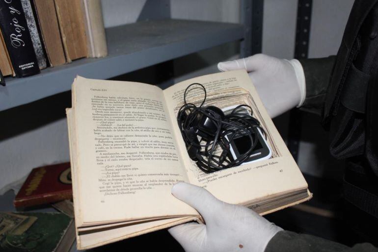 En el operativo también se decomisaron 3 kilos y medio de marihuana, más de un kilo de cocaína, 274 armas de fuego que estaban camufladas en una biblioteca, donde a su vez guardaban los celulares.