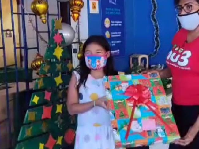 400 niños recibieron regalo de navidad