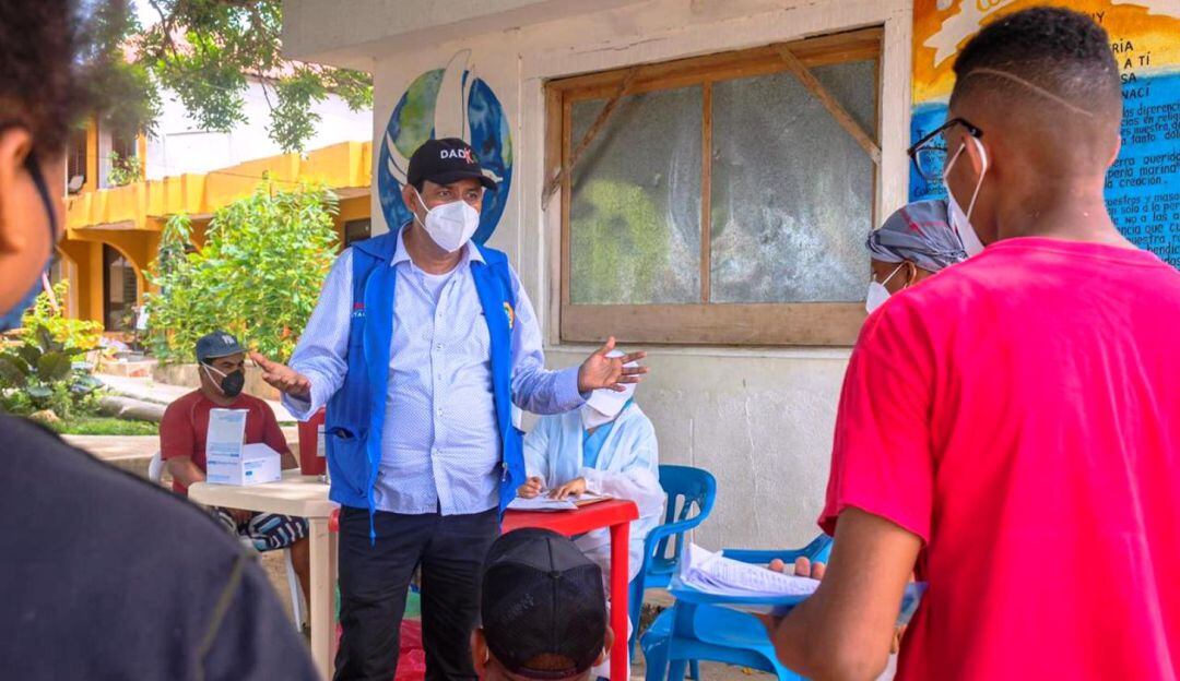 Líderes comunitarios de Isla Fuerte luchan contra la desinformación sobre la vacunación
