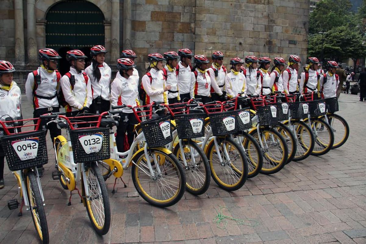 El alcalde de Bogotá, Gustavo Petro, dio inicio al servicio de préstamo gratuito de bicicletas en el marco de la peatonalización del Eje Ambiental.