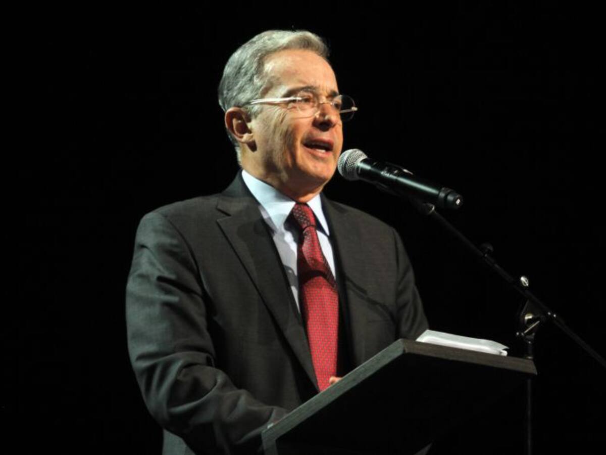 Máximos responsables de Farc deben pagar cárcel: Uribe