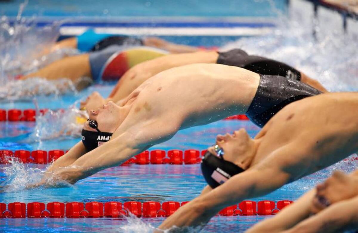 Nadadores compiten en la prueba de los 100 metros en Río de Janeiro.