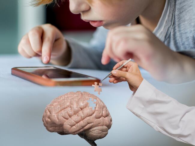 Por qué NO darle un celular a niños menores de 12 años: Estudio revela 3 enfermedades que padecen