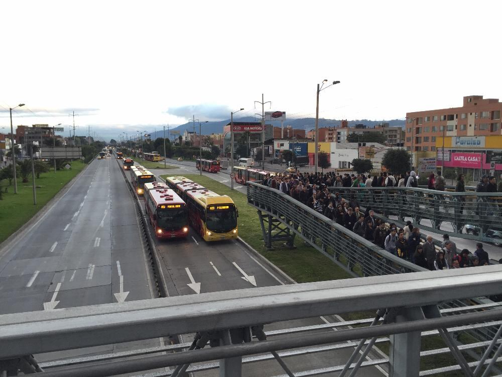 Se cumple una jornada más de día sin carro, ahora también sin moto. Saldrán de circulación 1.500.000 vehículos particulares y 425.000 motocicletas. La medida se extenderá hasta las 7:30 de la noche.