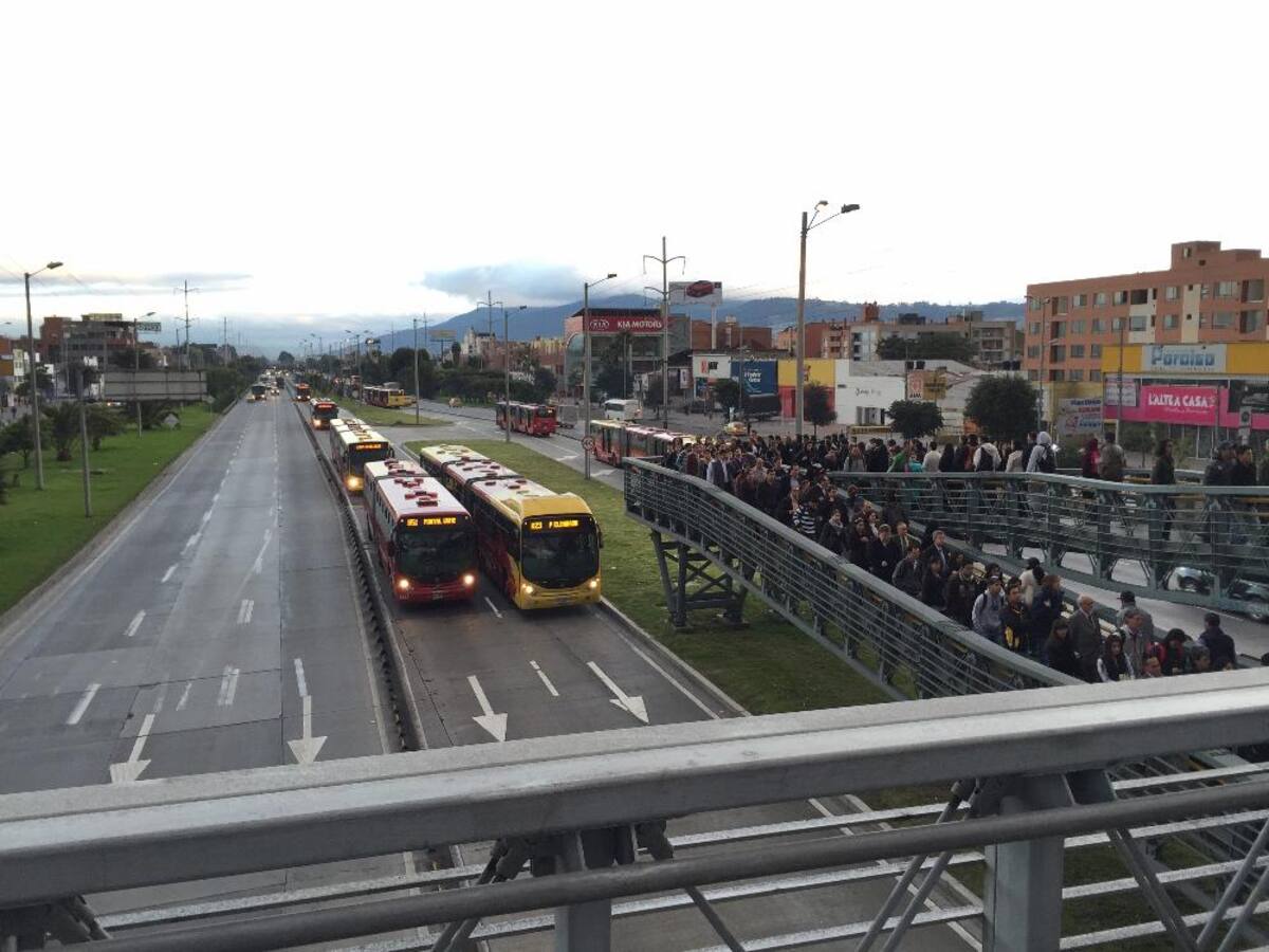 Se cumple una jornada más de día sin carro, ahora también sin moto. Saldrán de circulación 1.500.000 vehículos particulares y 425.000 motocicletas. La medida se extenderá hasta las 7:30 de la noche.