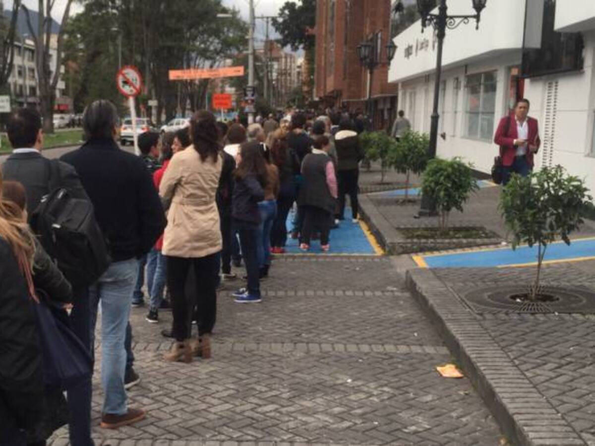 Denuncian largas filas en el norte de Bogotá para sacar el pasaporte