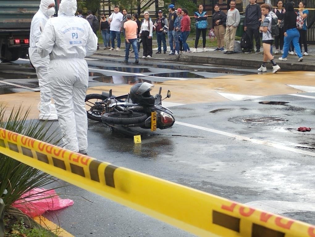 Una motocicleta en la que se movilizaban tres jóvenes. Foto Relacionada.