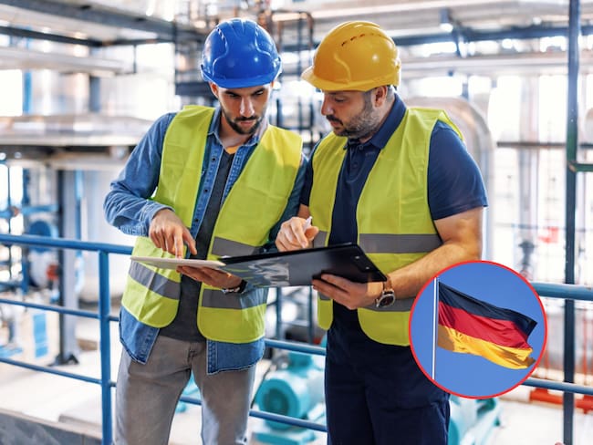 Dos hombres tecnólogos en Electricidad Industrial revisan los datos de un proyecto en una planta de calefacción. En el círculo, la imagen de la bandera de Alemania / Fotos: GettyImages
