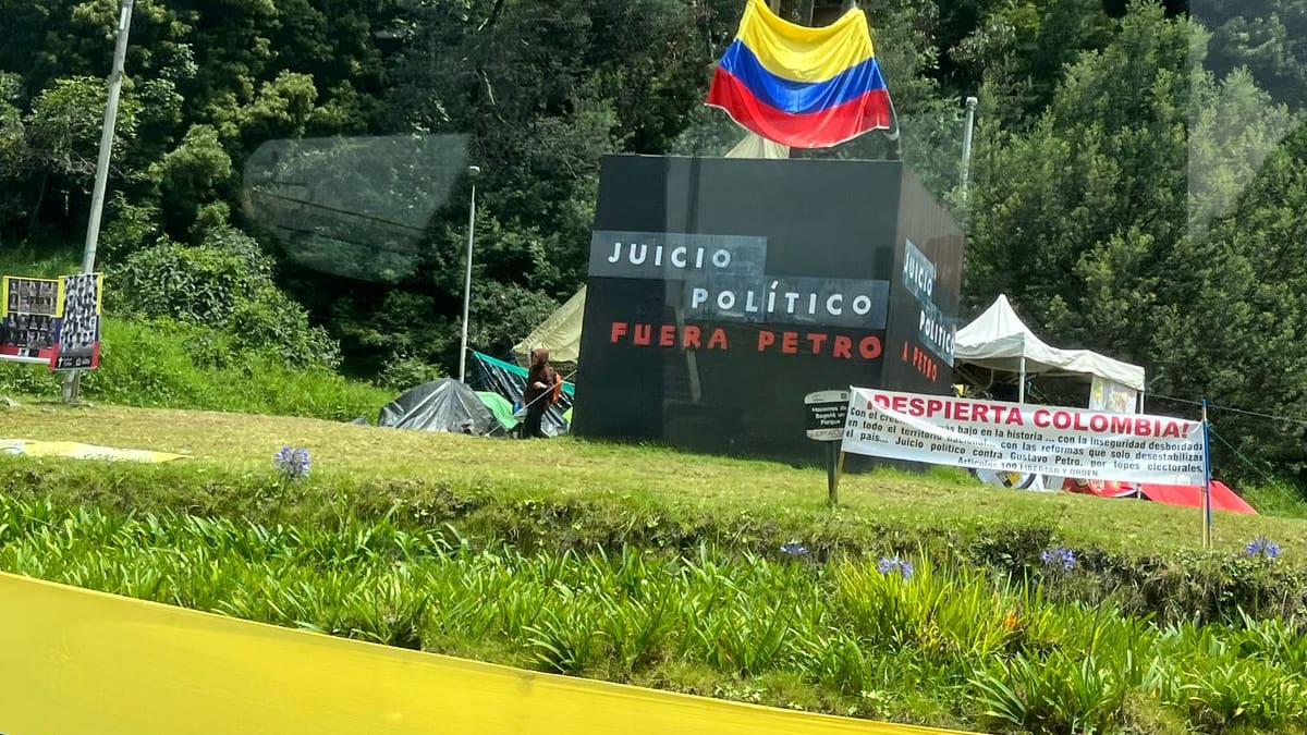 No pueden apropiarse de los monumentos: Miguel Santamaría por pancartas en calle 100 de Bogotá