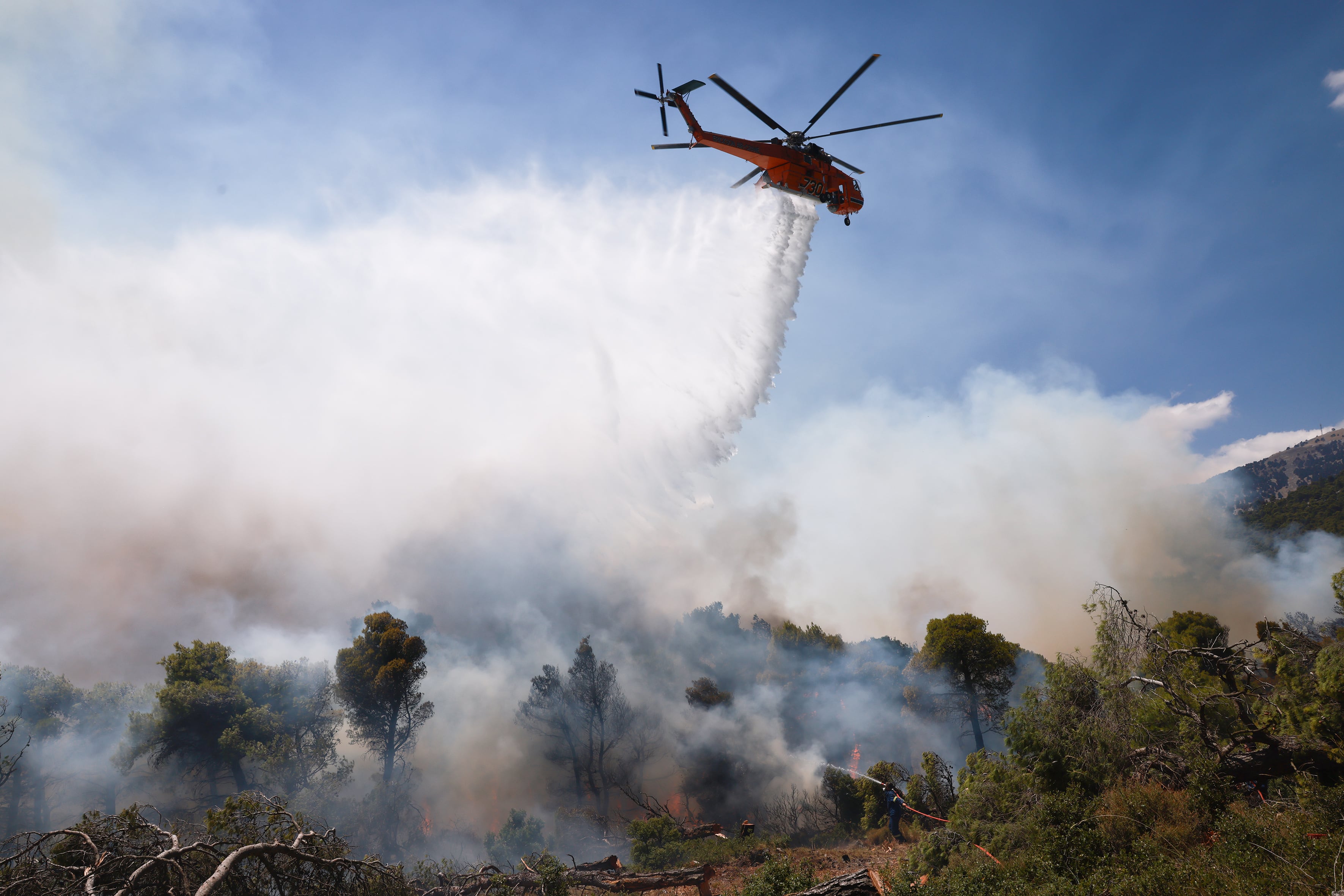 El primer ministro griego dijo que el país enfrenta una situación ‘extremadamente difícil’ por cuenta de los incendios agravados por fuertes vientos.
(Foto: Costas Baltas/Anadolu via Getty Images)