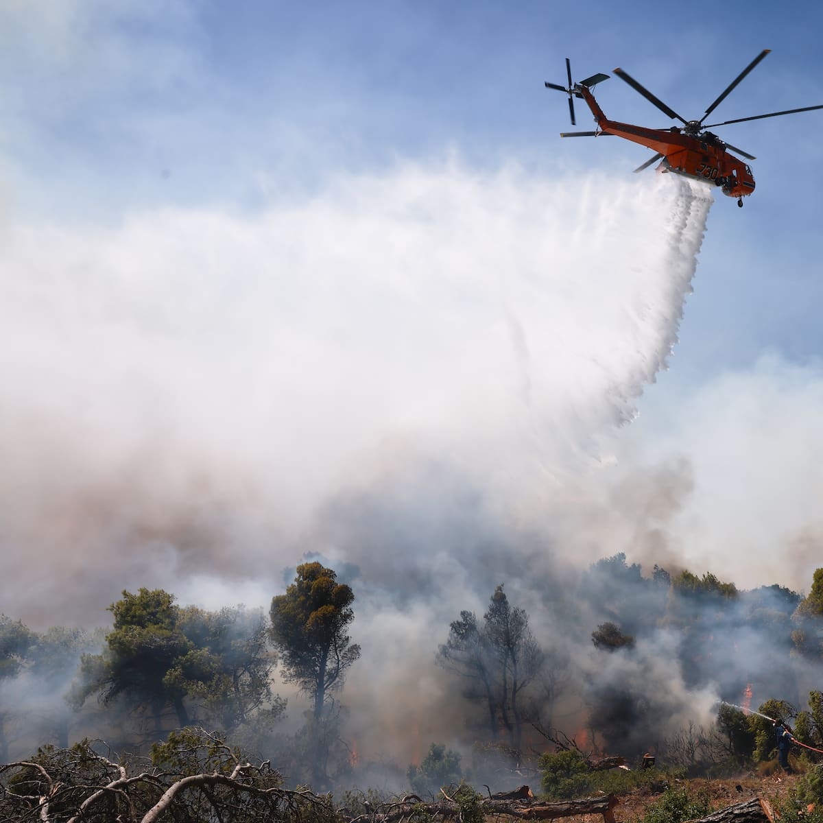 Incendios en Grecia: dos helicópteros ‘antiincendios’ chocaron, dejando dos muertos y dos heridos