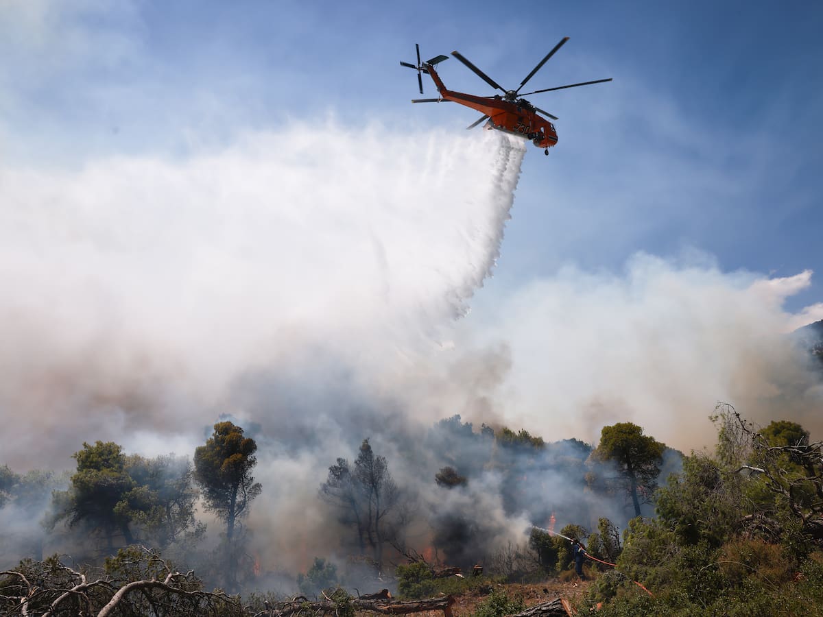 Incendios en Grecia: dos helicópteros ‘antiincendios’ chocaron, dejando dos muertos y dos heridos