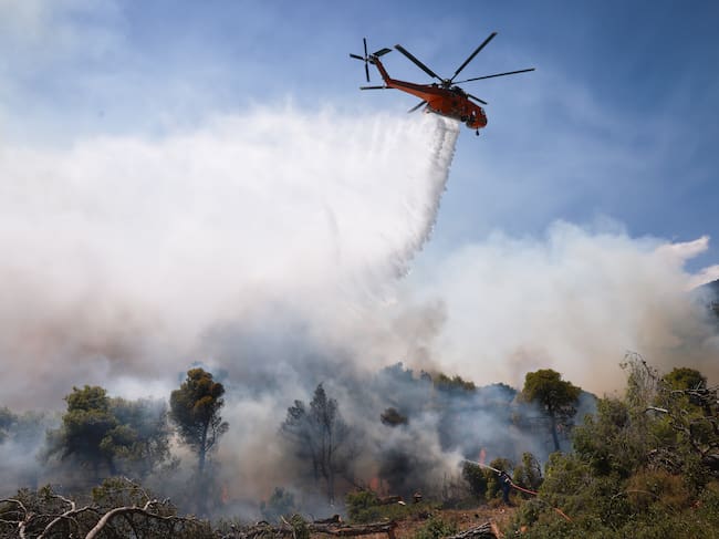 El primer ministro griego dijo que el país enfrenta una situación ‘extremadamente difícil’ por cuenta de los incendios agravados por fuertes vientos.
(Foto: Costas Baltas/Anadolu via Getty Images)