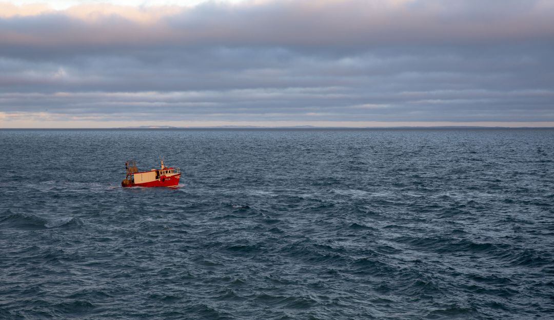 Barco pesquero en el Canal de la Mancha.