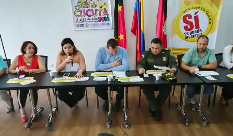 Comerciantes, autoridades, y alcaldía de Cúcuta promocionando la jornada