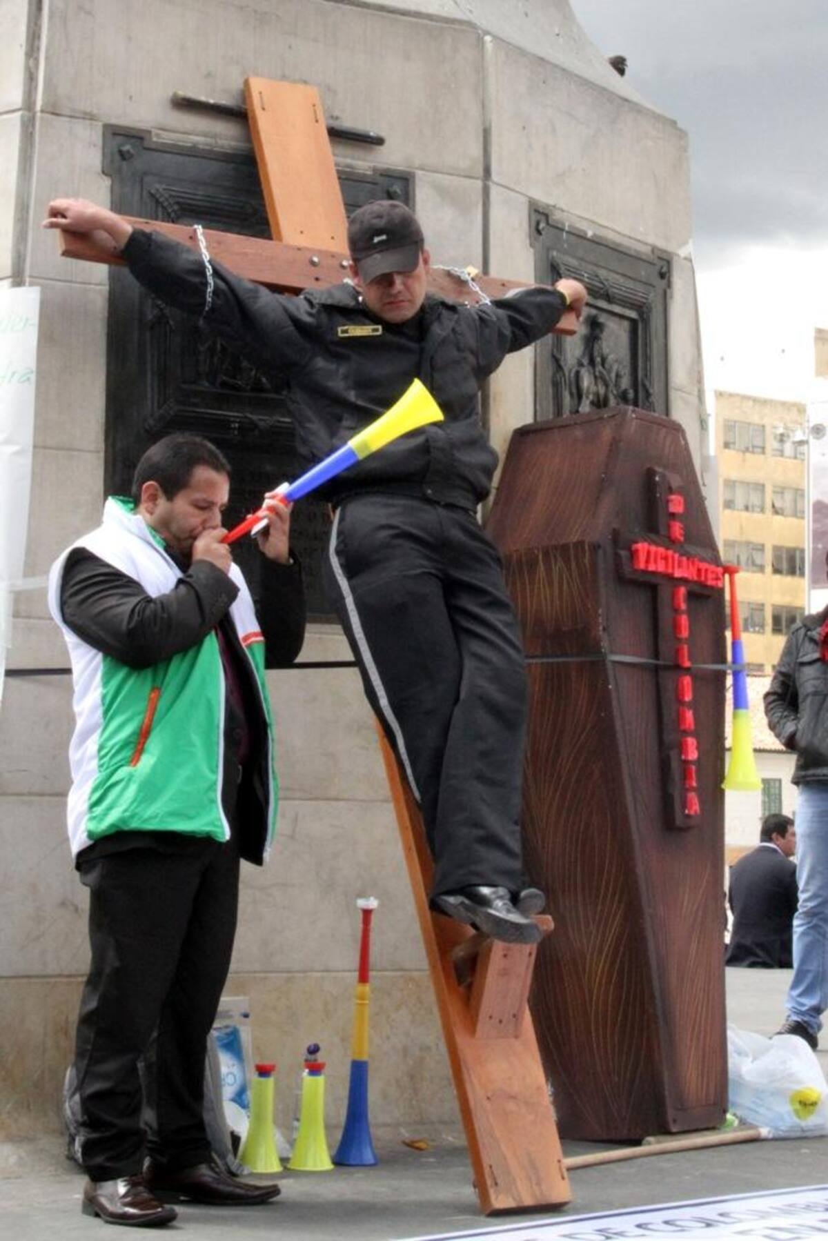 Un grupo de vigilantes y celadores, decidieron entrar en huelga de hambre, hasta que el gobierno le escuche sus peticiones.
