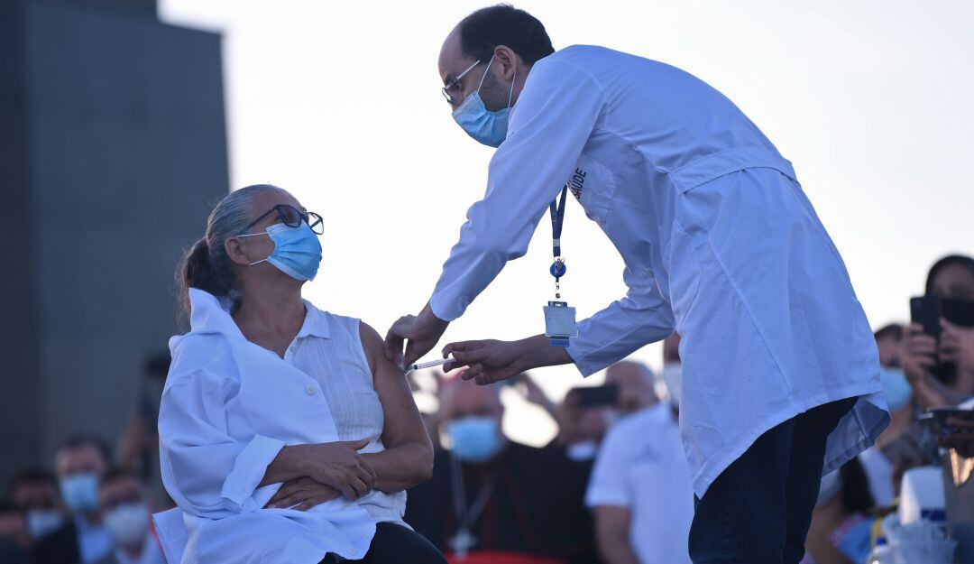 Una brasileña recibe una dosis de la vacuna Sinovac en Rio de Janeiro.