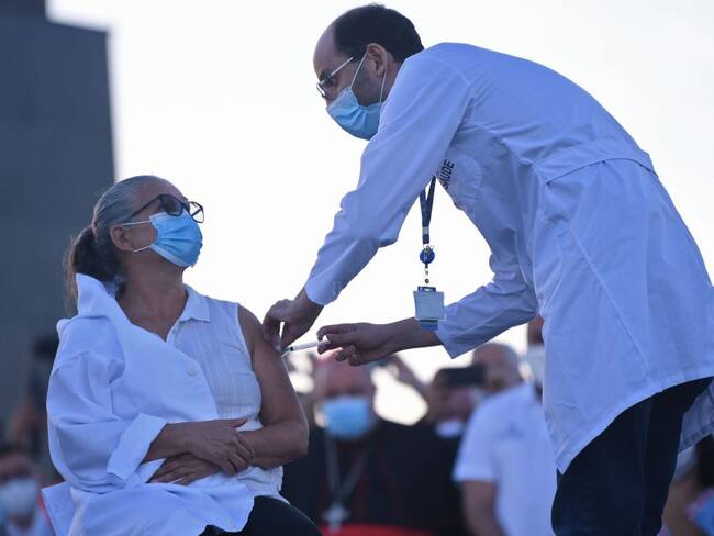 Una brasileña recibe una dosis de la vacuna Sinovac en Rio de Janeiro.