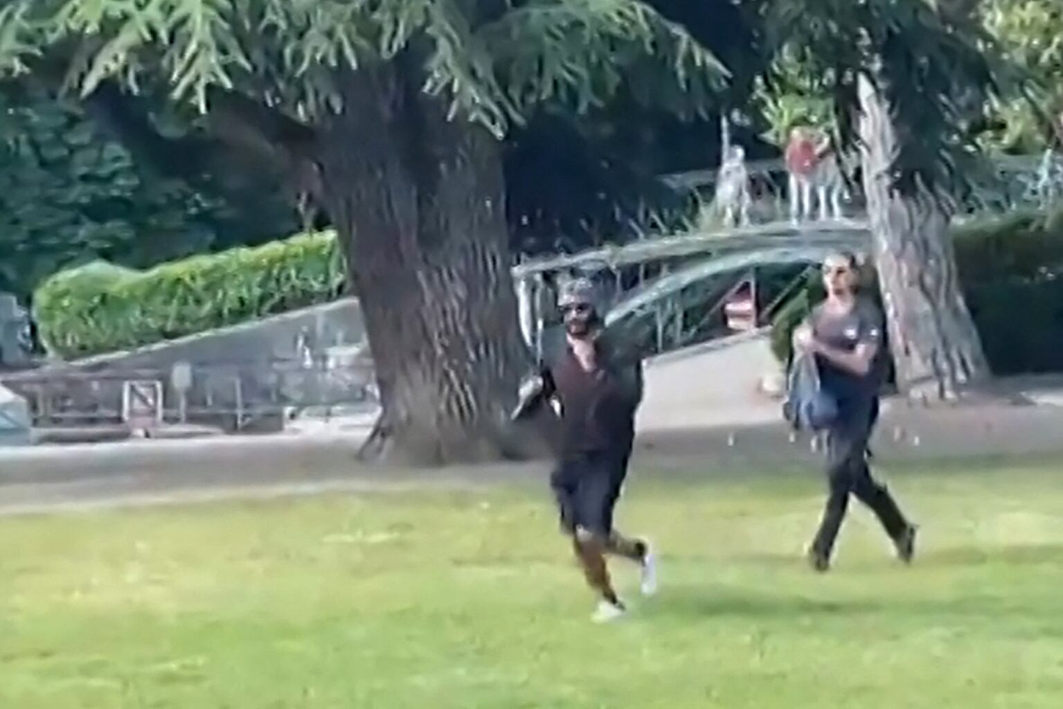 El atacante sirio que llegó corriendo con un cuchillo a un parque de Francia y atacó varias personas, incluyendo menores de edad.
(foto: -/AFPTV/AFP via Getty Images)