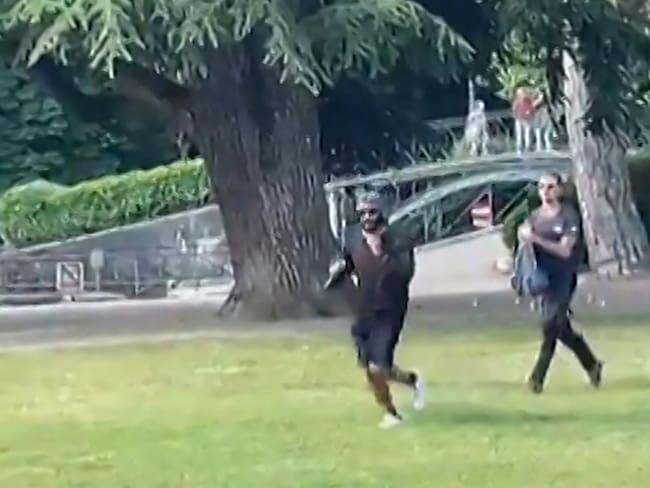 El atacante sirio que llegó corriendo con un cuchillo a un parque de Francia y atacó varias personas, incluyendo menores de edad.
(foto: -/AFPTV/AFP via Getty Images)