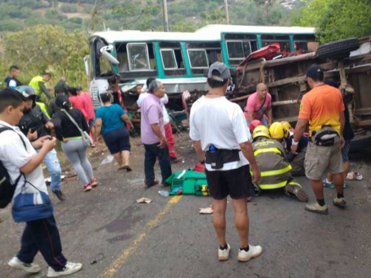 Al menos 23 niños heridos en accidente de campero público y bus especial