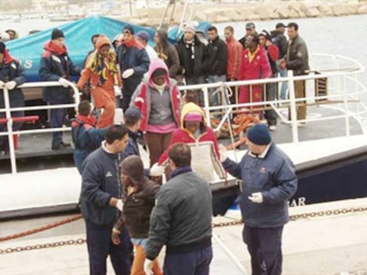 Más de 200 emigrantes desaparecidos y 20 muertos en naufragio frente a Libia