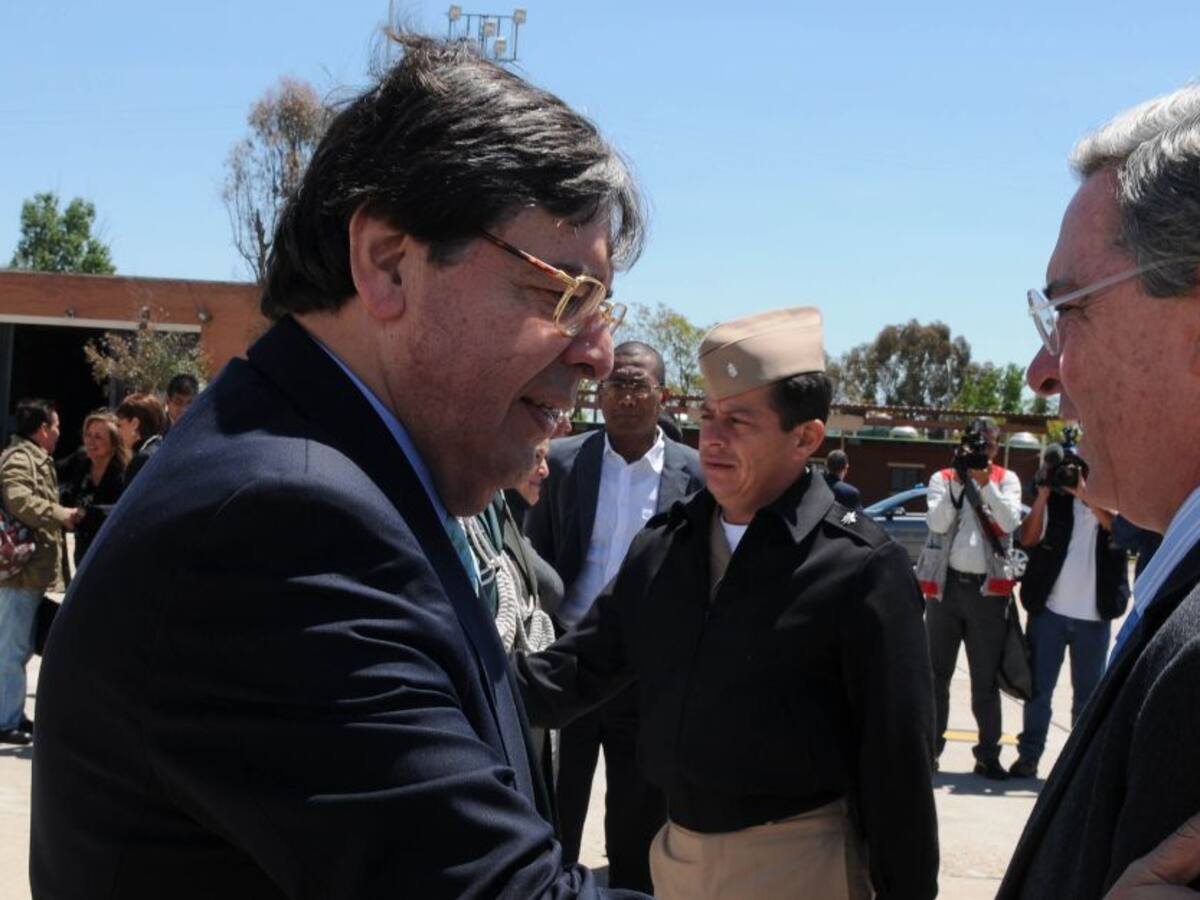 "Parte el alma el fallecimiento del ministro Carlos Holmes Trujillo": Uribe