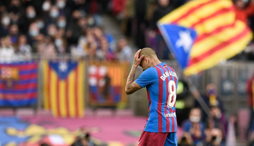 Dani Alves fue expulsado tras darle un fuerte pisón a Carrasco.