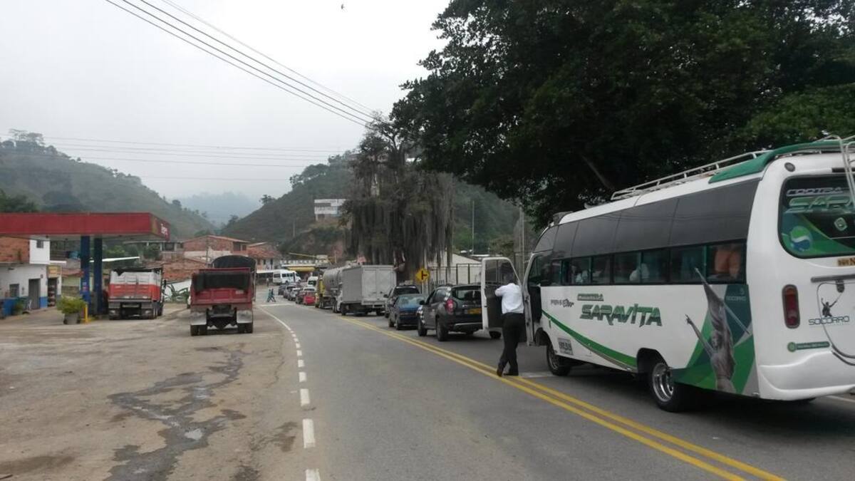 Por enormes trancones suspenden arreglos en la vía Bucaramanga - Bogotá