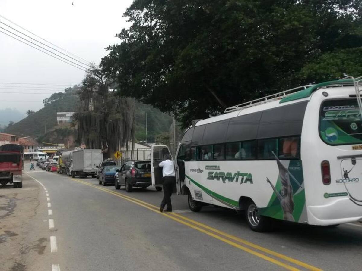 Por enormes trancones suspenden arreglos en la vía Bucaramanga - Bogotá