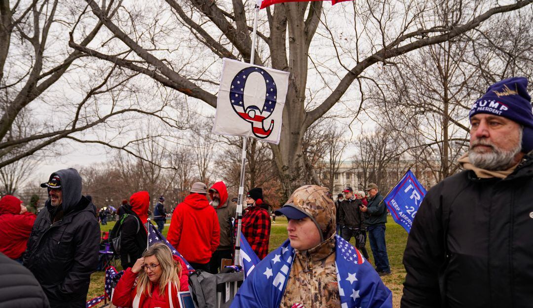 Seguidores de QAnon frente a la Casa Blanca