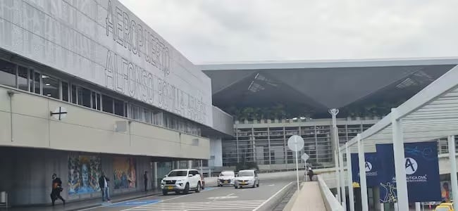 La Aeronáutica Civil ha llevado a cabo la recuperación luces de borde de pista, alcanzando un nivel de operatividad del 99,9 %, y la rehabilitación total de las luces de borde de calles de rodaje.